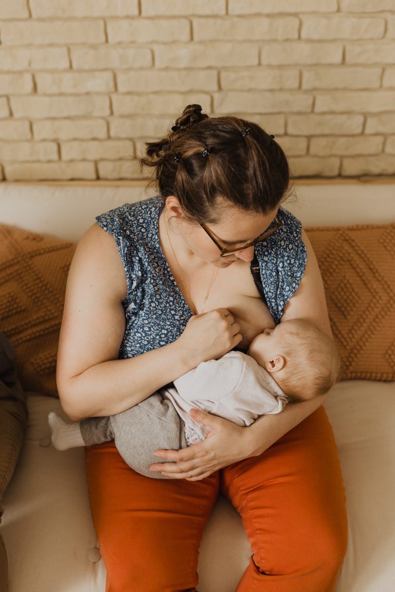 jeune maman allaitante